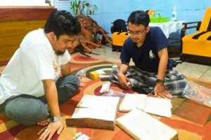 1.	Nana Mulyana Latief  dan Raden Hamzaiya  saat membedah sejarah Ciawi Gebang.